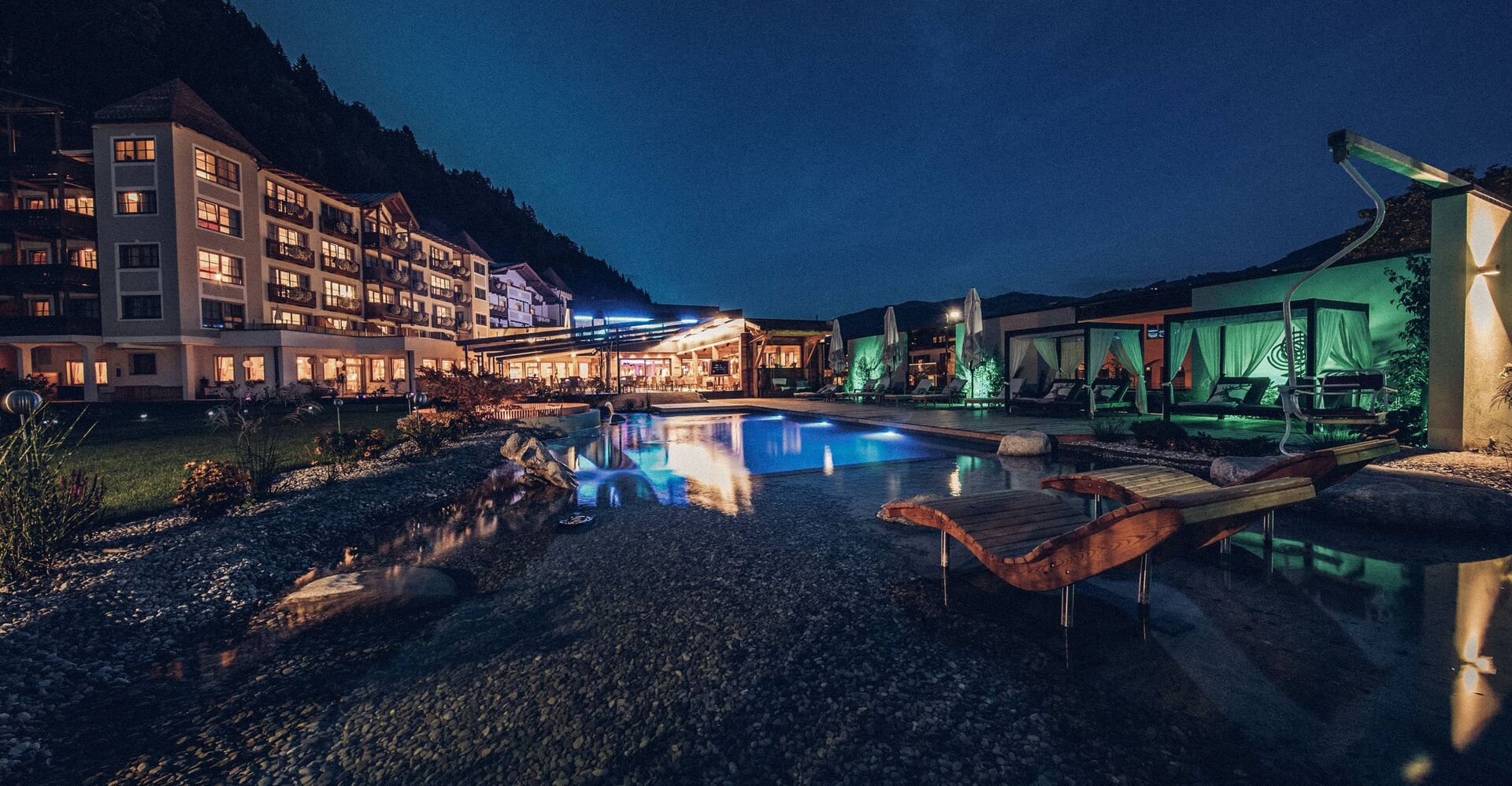 Hotel Alpenblick Aussenanlage bei Nacht Familienhotel Salzburg 8add0dbd